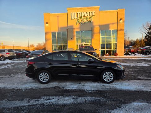 Used 2019 Hyundai Elantra SE image 1