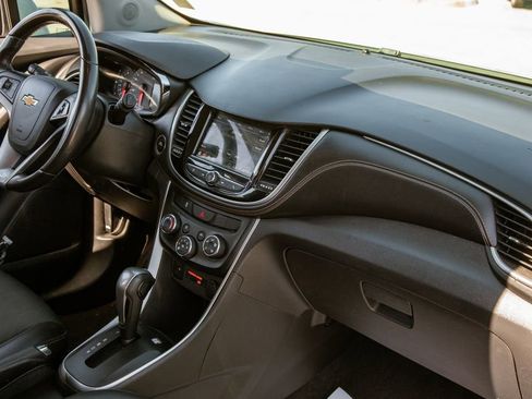Used 2019 Chevrolet Trax LT w/ LT Convenience Package FWD image 11