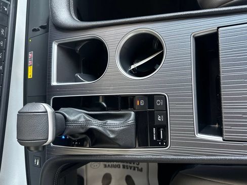 Certified 2025 Toyota Sienna XLE FWD image 33