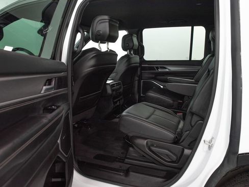 Used 2025 Jeep Wagoneer Series II RWD image 8