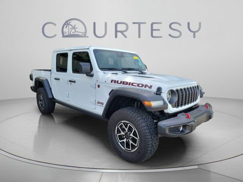 Used 2025 Jeep Gladiator Rubicon w/ Safety Group AWD/4WD image 4