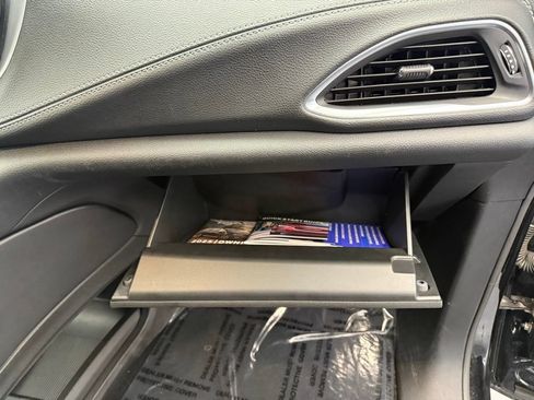 Used 2025 Chrysler Pacifica Limited FWD image 48