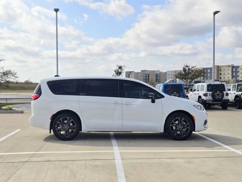 New 2026 Chrysler Pacifica Select image 6