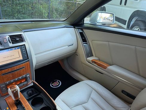 Used 2006 Cadillac XLR RWD image 31