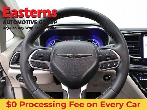 Used 2023 Chrysler Pacifica Touring-L FWD image 10