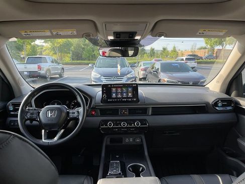 Used 2025 Honda Pilot Touring image 5