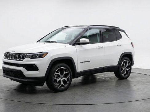 Used 2025 Jeep Compass Limited AWD/4WD image 3
