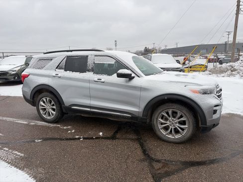 Used 2020 Ford Explorer XLT w/ Equipment Group 202A image 5