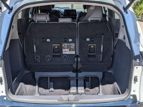 Used 2023 Toyota Sienna Limited image 10