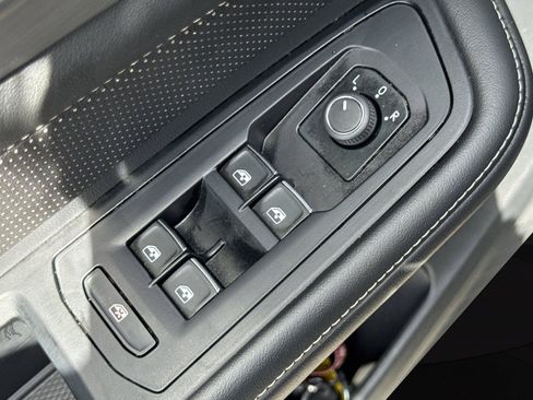 Used 2024 Volkswagen Atlas Cross Sport SE w/ Panoramic Sunroof Package FWD image 18