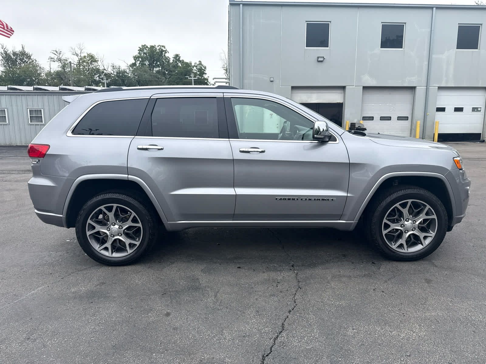 Used 2020 Jeep Grand Cherokee Overland AWD/4WD image 2