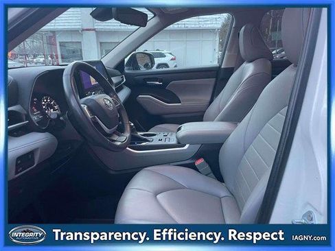 Certified 2023 Toyota Highlander XLE image 16