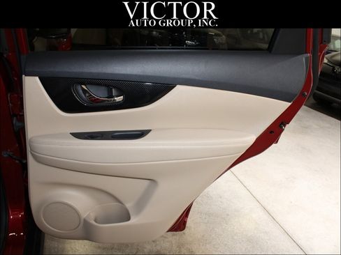 Used 2018 Nissan Rogue SL w/ Premium Package image 30