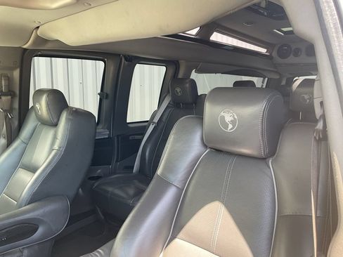 Used 2019 GMC Savana 2500 Extended RWD image 9