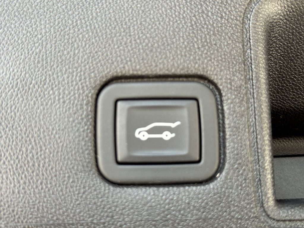Used 2023 GMC Terrain SLE w/ Driver Convenience Package FWD image 21