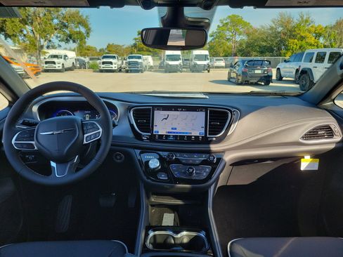 New 2026 Chrysler Pacifica Limited w/ Trailer Tow Group image 8