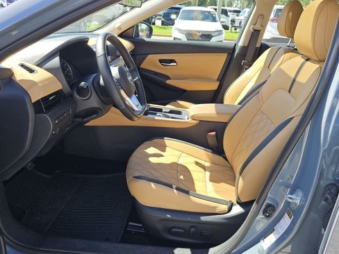 Used 2024 Nissan Sentra SV w/ SV Premium Package FWD image 3