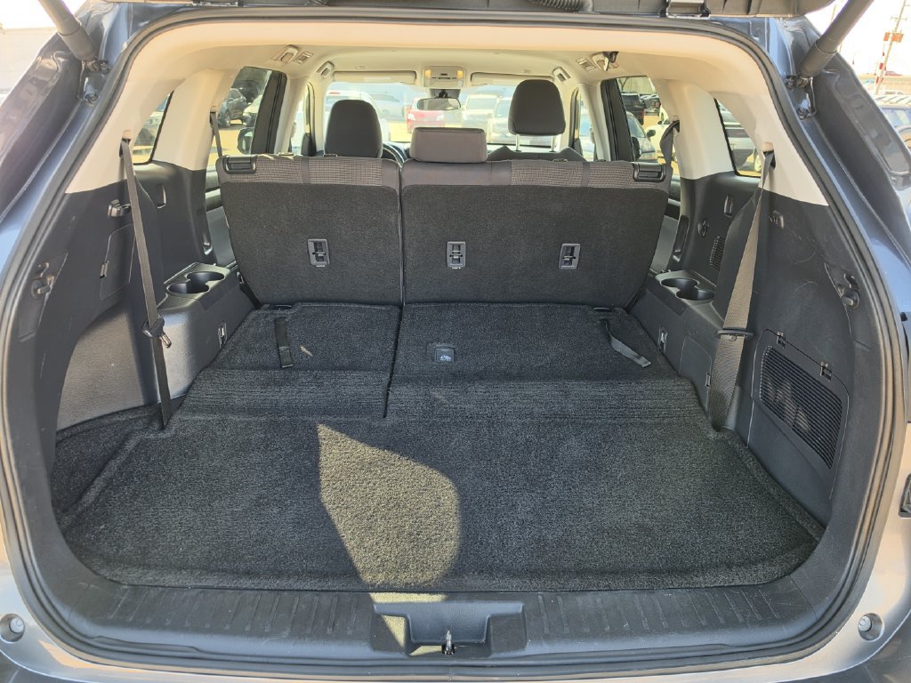Used 2025 Toyota Highlander LE FWD image 30
