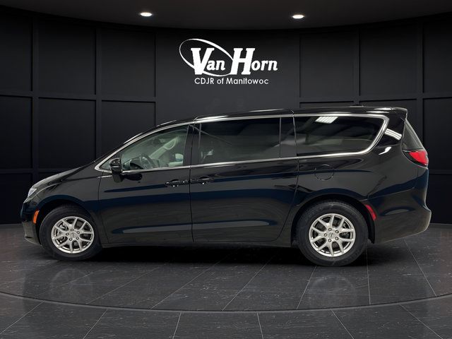 Used 2024 Chrysler Pacifica Touring-L FWD image 6