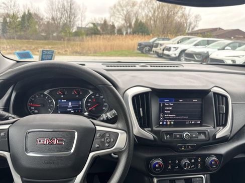 Used 2023 GMC Terrain SLE w/ Driver Convenience Package image 11