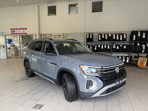 Used 2025 Volkswagen Atlas Peak Edition SE AWD/4WD image 3