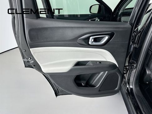 Used 2022 Jeep Compass Limited image 30