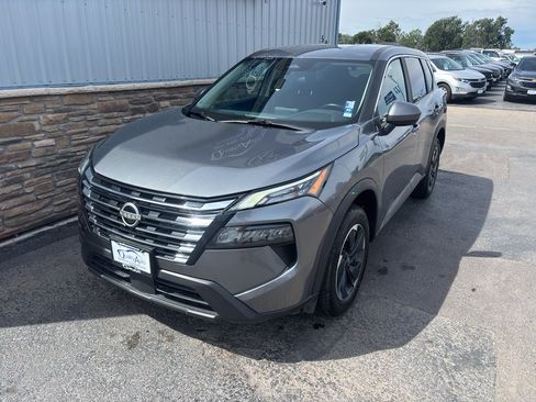 Used 2025 Nissan Rogue SV AWD/4WD image 2