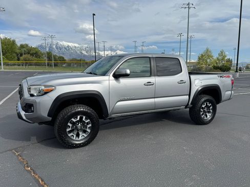 Used 2018 Toyota Tacoma TRD Off-Road AWD/4WD image 3