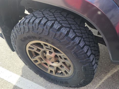 Used 2021 Toyota Tacoma TRD Sport w/ Technology Package image 3