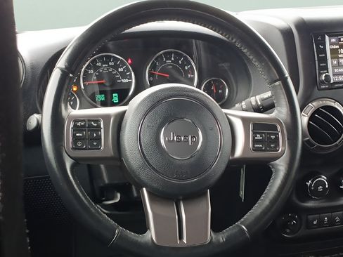 Used 2018 Jeep Wrangler Unlimited Sahara AWD/4WD image 12