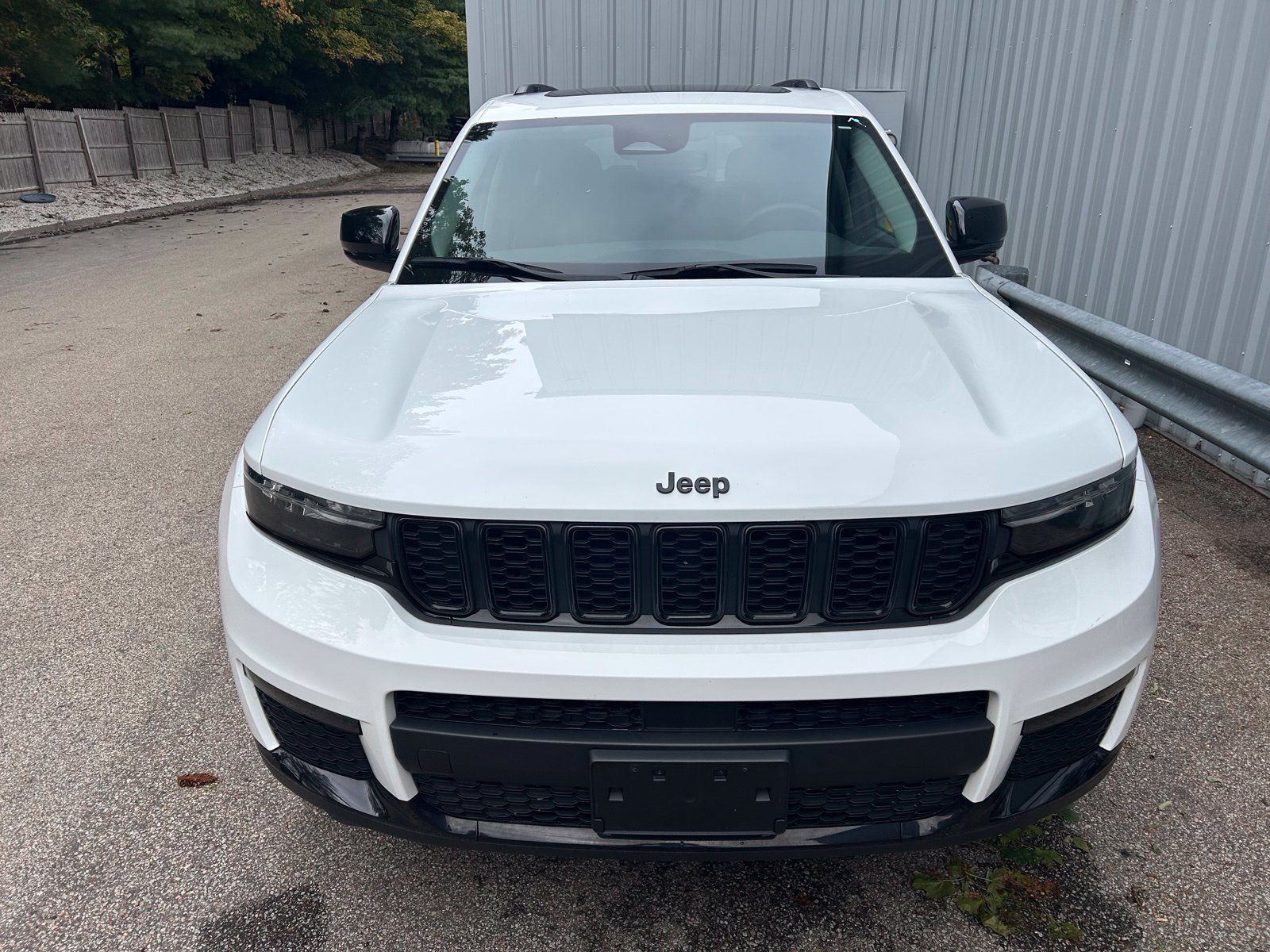Used 2023 Jeep Grand Cherokee L Limited w/ Black Appearance Package AWD/4WD image 2