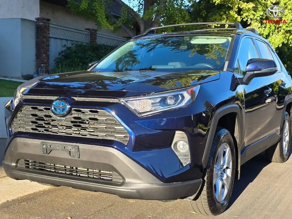 Used 2020 Toyota RAV4 XLE w/ Convenience Package AWD/4WD image 2