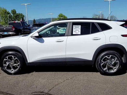 Used 2025 Chevrolet Trax LT FWD image 5