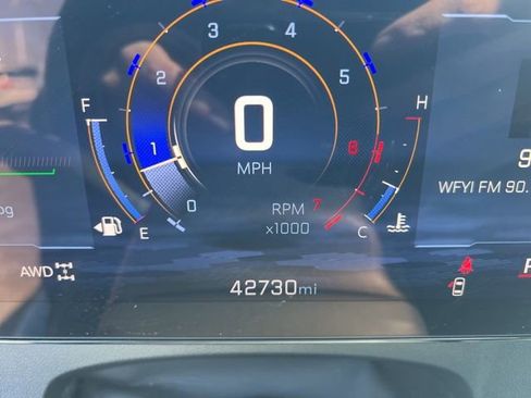 Used 2025 Chevrolet Traverse LT image 13