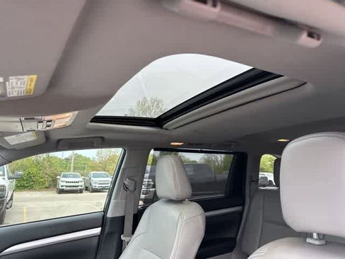 Used 2018 Toyota Highlander XLE image 5