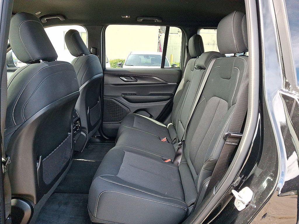 Used 2025 Jeep Grand Cherokee Laredo w/ Luxury Tech Group I AWD/4WD image 26