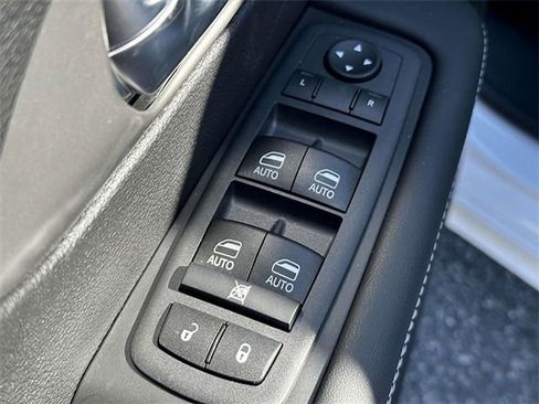 New 2025 Chrysler Pacifica Select FWD image 7