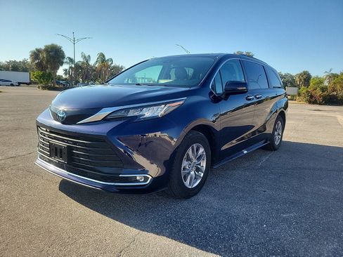 Used 2023 Toyota Sienna XLE image 2