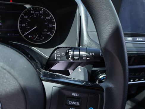 Used 2023 Nissan Rogue SV FWD image 31