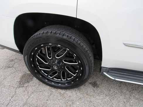 Used 2017 Cadillac Escalade Luxury AWD/4WD image 4