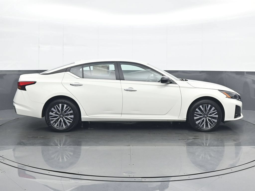 Used 2025 Nissan Altima 2.5 SV AWD/4WD image 7