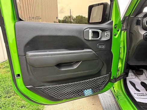 Used 2019 Jeep Wrangler Unlimited Sahara w/ Uconnect 4C Nav & Sound Group AWD/4WD image 2