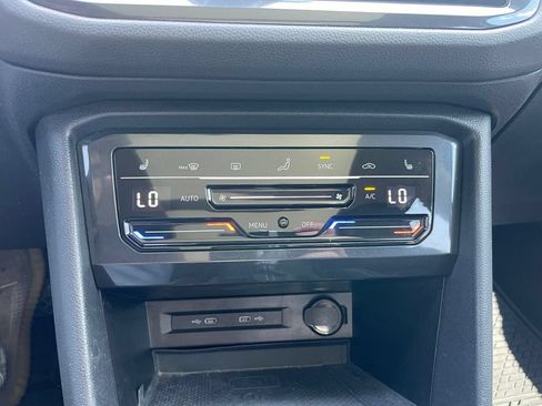 Used 2022 Volkswagen Tiguan SE w/ Panoramic Sunroof Package AWD/4WD image 11
