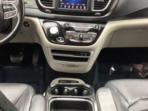 Used 2020 Chrysler Pacifica Touring-L image 23