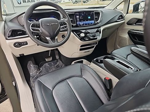 Certified 2024 Chrysler Pacifica Touring-L image 18
