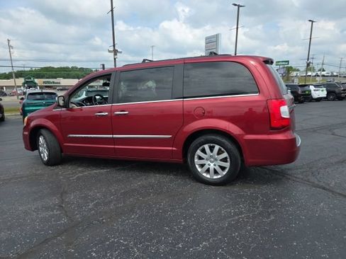 Used 2012 Chrysler Town & Country Touring-L w/ Entertainment Group #2 FWD image 4