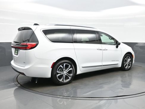 Used 2026 Chrysler Pacifica Pinnacle AWD/4WD image 8