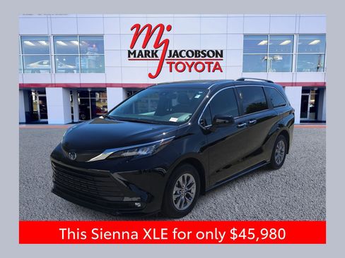 Used 2025 Toyota Sienna XLE w/ XLE Plus Package FWD image 1