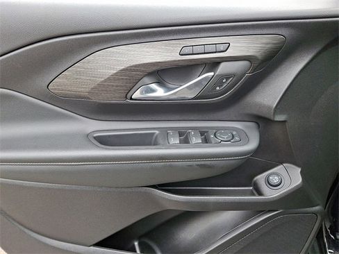 Used 2024 GMC Terrain SLT image 12