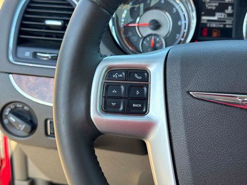 Used 2016 Chrysler Town & Country Touring image 31